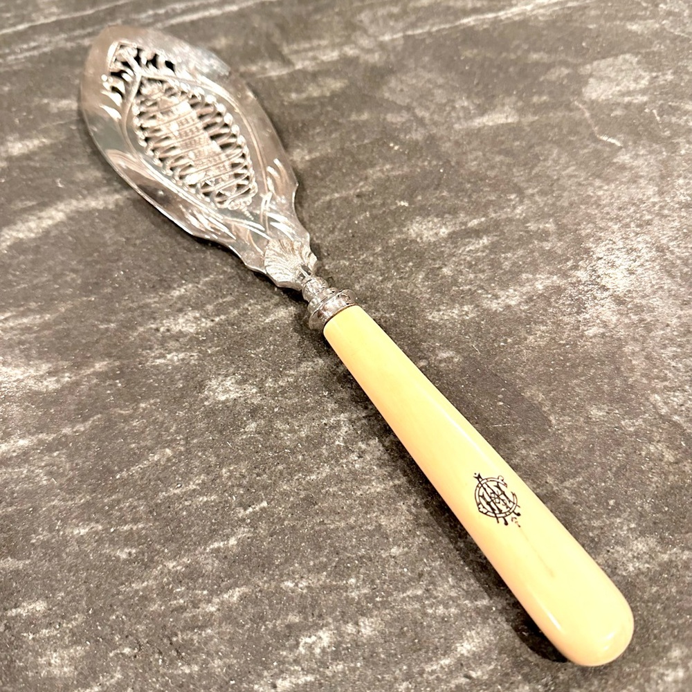 MAPPIN AND WEBB SILVER PLATE FISH SERVER. Sheffield, Circa 1910.